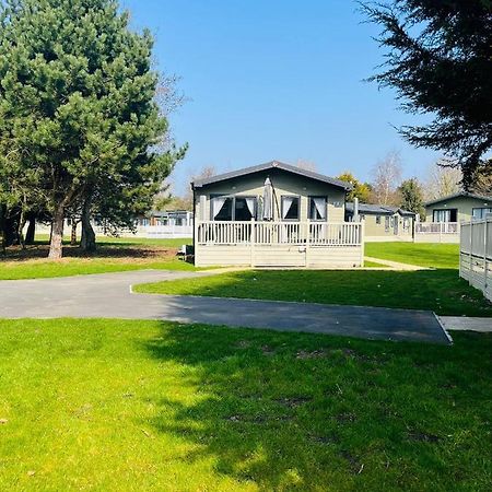 Reynards Retreat Lodge With Hot Tub Barmby on the Moor Eksteriør bilde