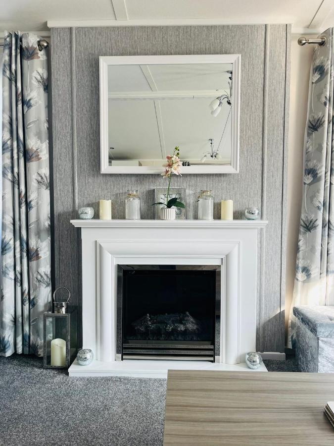 Reynards Retreat Lodge With Hot Tub Barmby on the Moor Eksteriør bilde