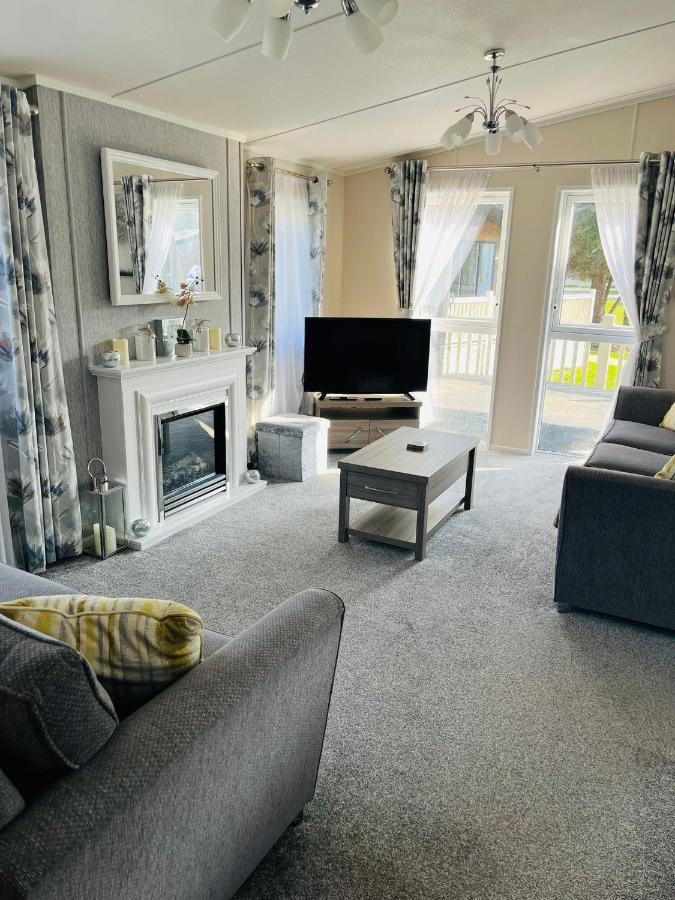 Reynards Retreat Lodge With Hot Tub Barmby on the Moor Eksteriør bilde